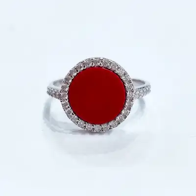 Срібна каблучка з коралом та фіанітами — срібна прикраса