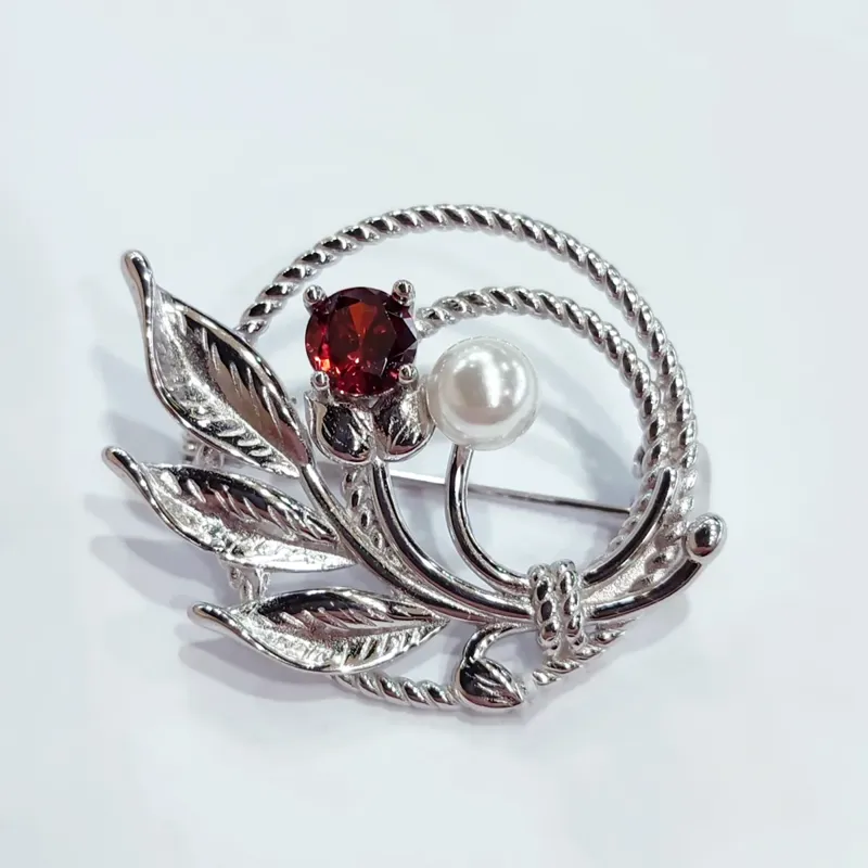 Срібна брошка з червоним фіаніти та перлиною — фото 1