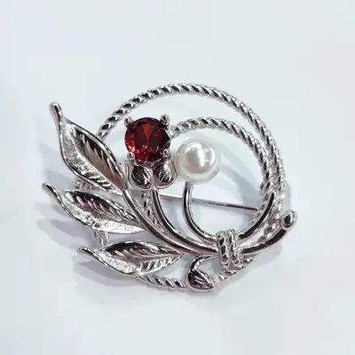 Срібна брошка з червоним фіаніти та перлиною — срібна прикраса