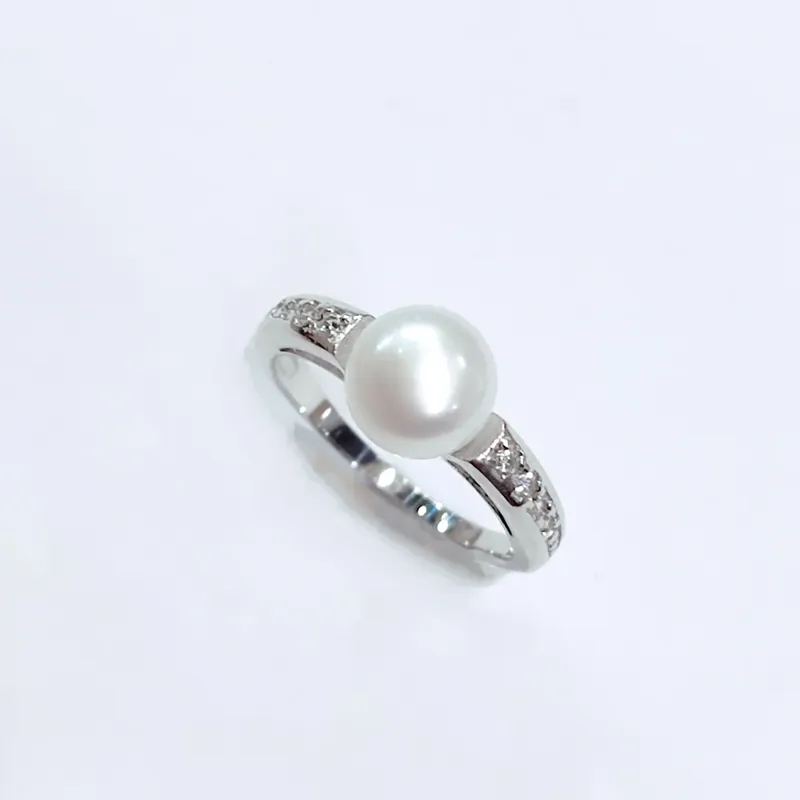 Срібна каблучка з перлиною та фіанітами — фото 5