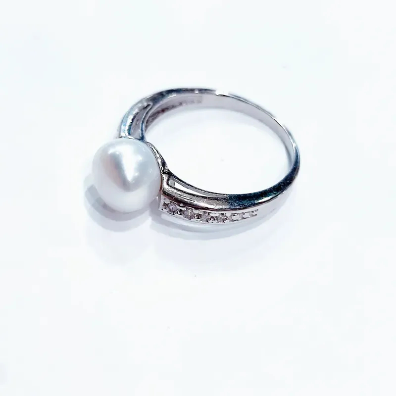 Срібна каблучка з перлиною та фіанітами — фото 3