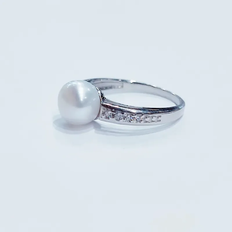 Срібна каблучка з перлиною та фіанітами — фото 2