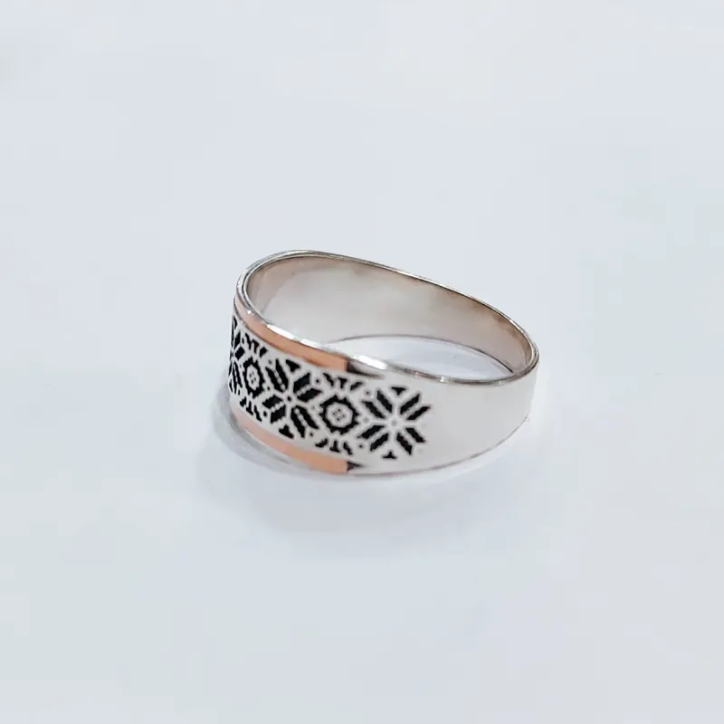 Срібна каблучка з золотими напайками та українським орнаментом Вишиванка — фото 2