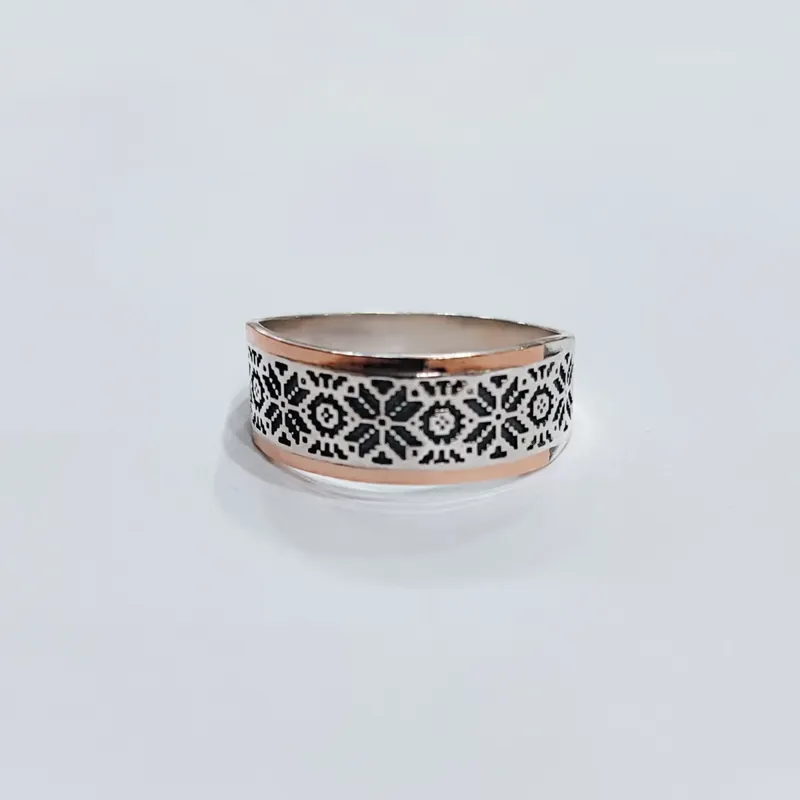 Срібна каблучка з золотими напайками та українським орнаментом Вишиванка — фото 1