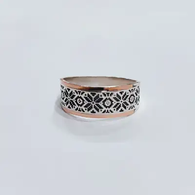 Срібна каблучка з золотими напайками та українським орнаментом Вишиванка — срібна прикраса