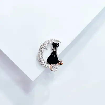 Срібна брошка "Кішка на місяці" — срібна прикраса