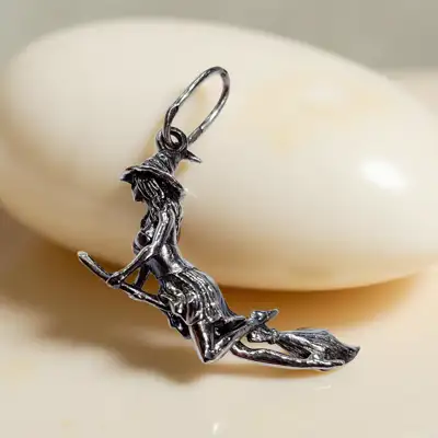 Срібний підвіска “Відьма на мітлі” — срібна прикраса