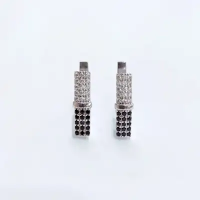 Срібні сережки з білими та чорними фіанітами — срібна прикраса