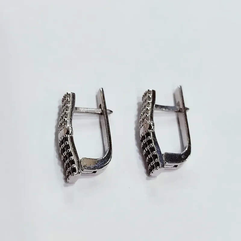 Срібні сережки з білими та чорними фіанітами — фото 2