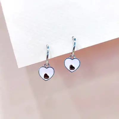 Срібні, дитячі-підліткові сережки з позовною ємалью — срібна прикраса