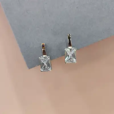 Срібні сережки з золотою пластиною та прямокутним фіанітом — срібна прикраса
