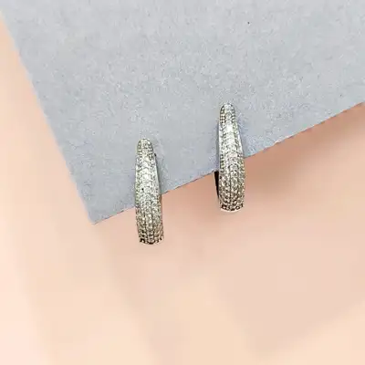 Сережки із срібла з фіанітами — срібна прикраса