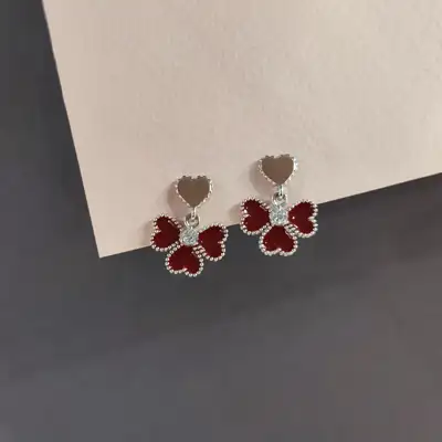 Сережки із срібла з золотою пластиною у вигляді клевераз з сердечок — срібна прикраса