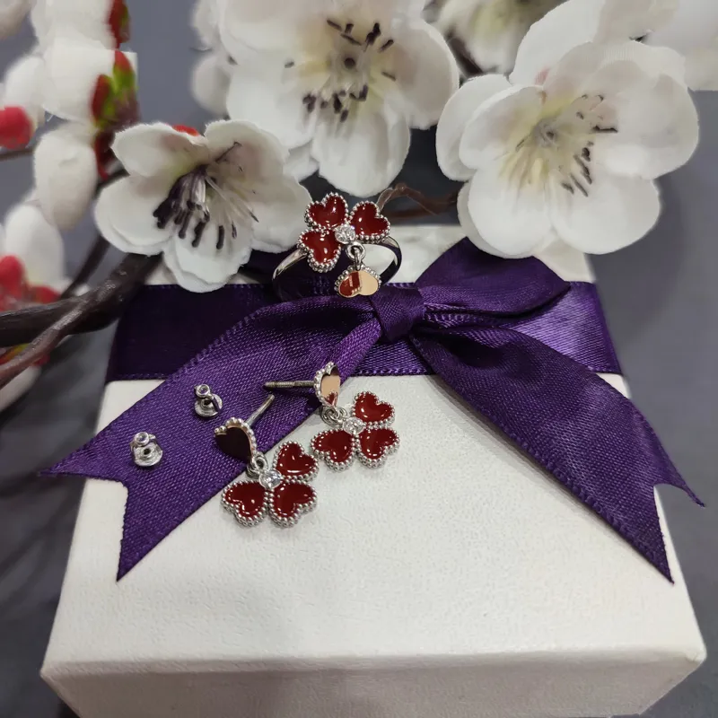 Каблучка із срібла з золотою пластиною у вигляді клевераз та сердечок — фото 2