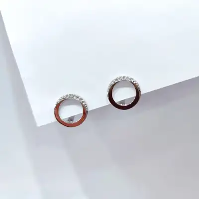 Сережки із срібла з золотою пластиною у формі круга у стилі Пандора — срібна прикраса