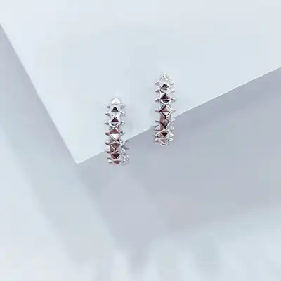 Сережки-кільця в стилі Cartier Clash — срібна прикраса